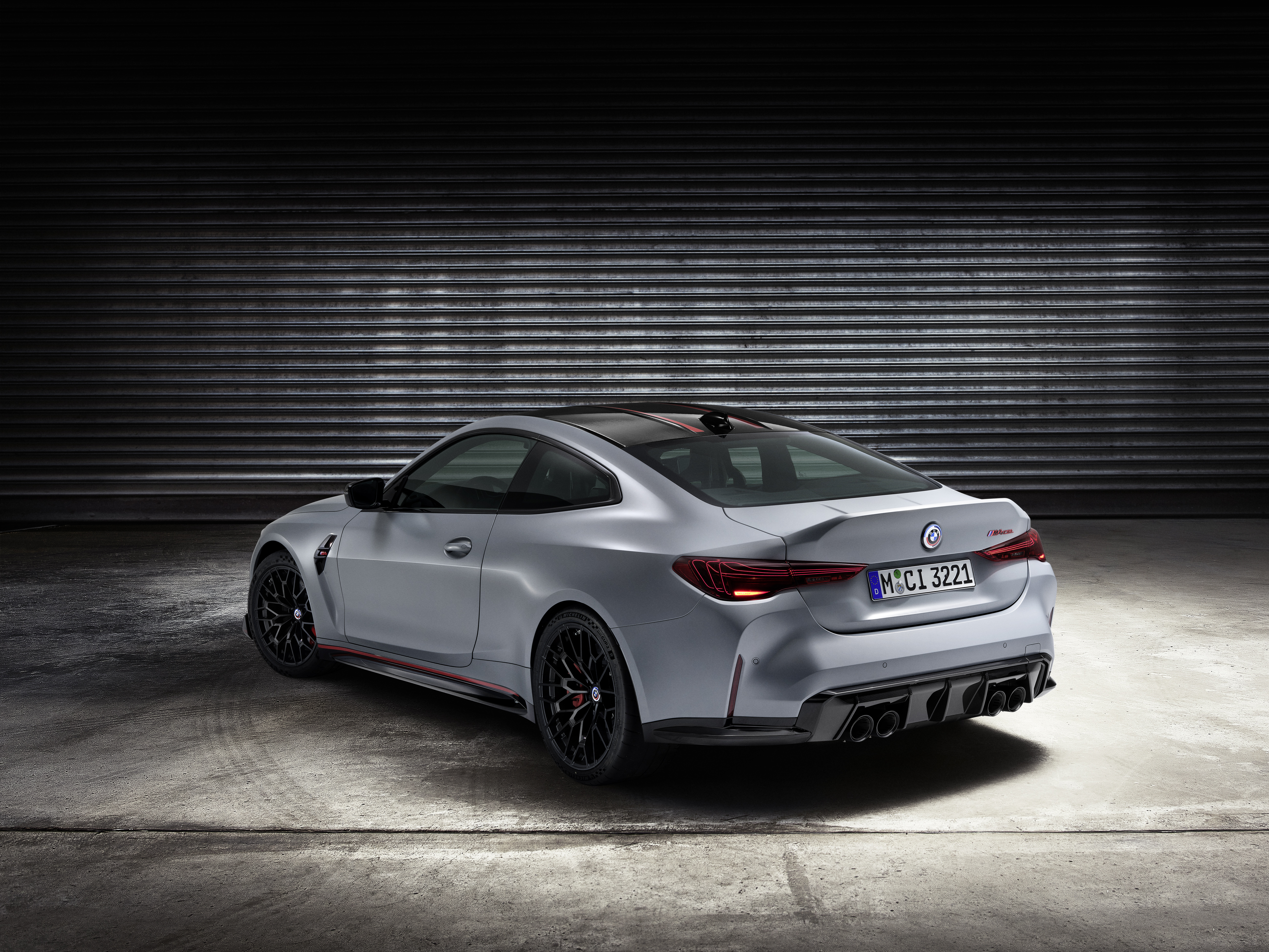 BMW M4 CSL | skladem | limitovaná edice 1000 aut | výročí 50. let BMW M | závodní sportovní coupé | ihned k předání | nákup online | AUTOiBUY.com